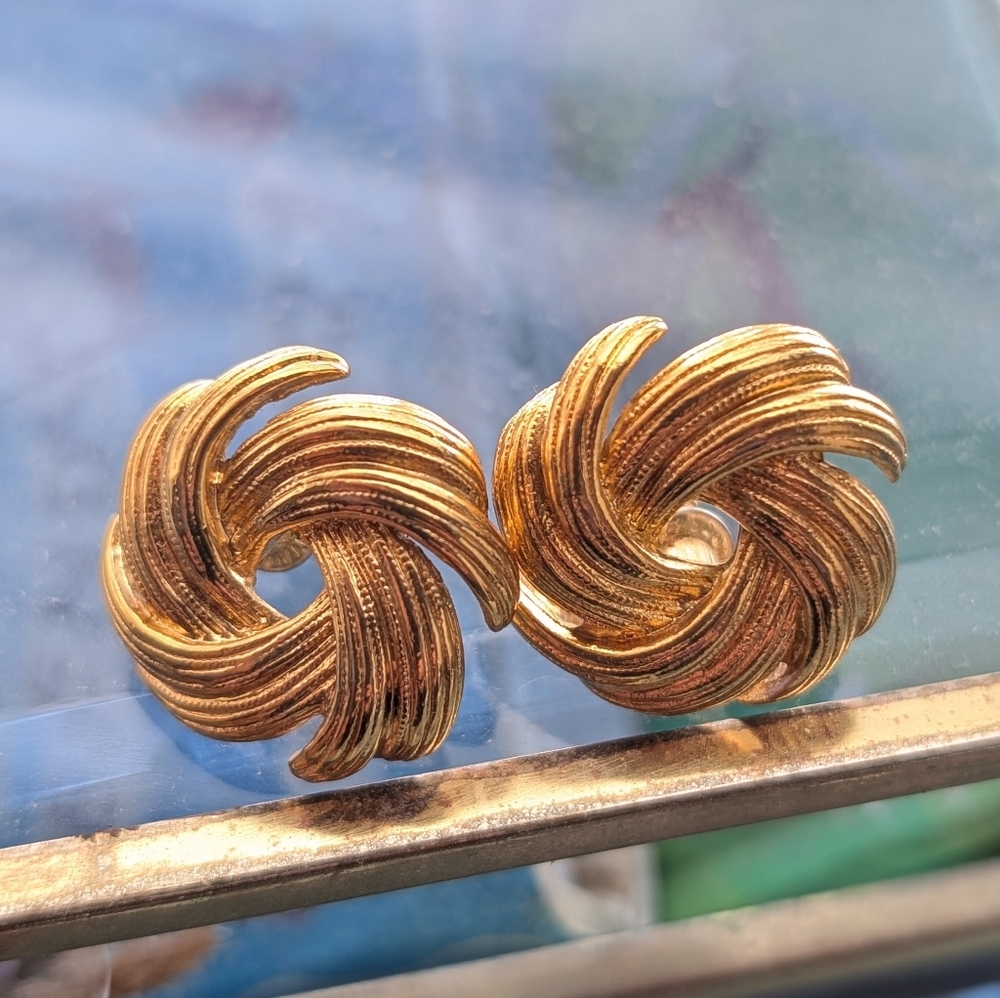 Sara Coventry 90's Vintage‎ Gold Swirl Clip-On Earrings